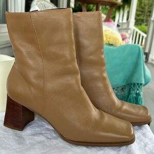 Sandler of Boston vintage boots in excellent condition. Square toe, stacked heel